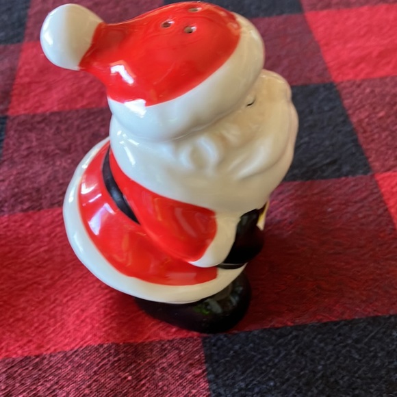 EUC Santa and Mrs Claus salt and pepper shakers - Picture 8 of 9